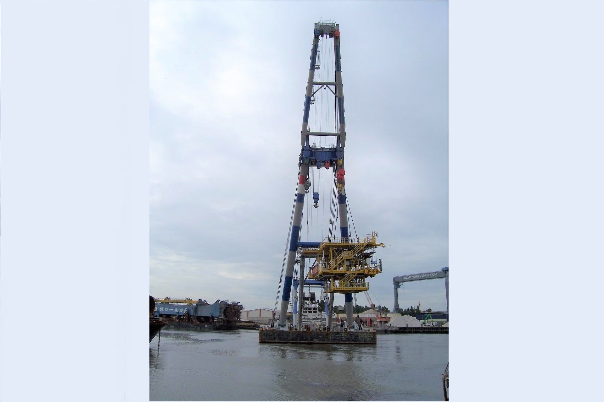 Unmanned North Sea monopile platform Harbour Lift - JB v Doesburg